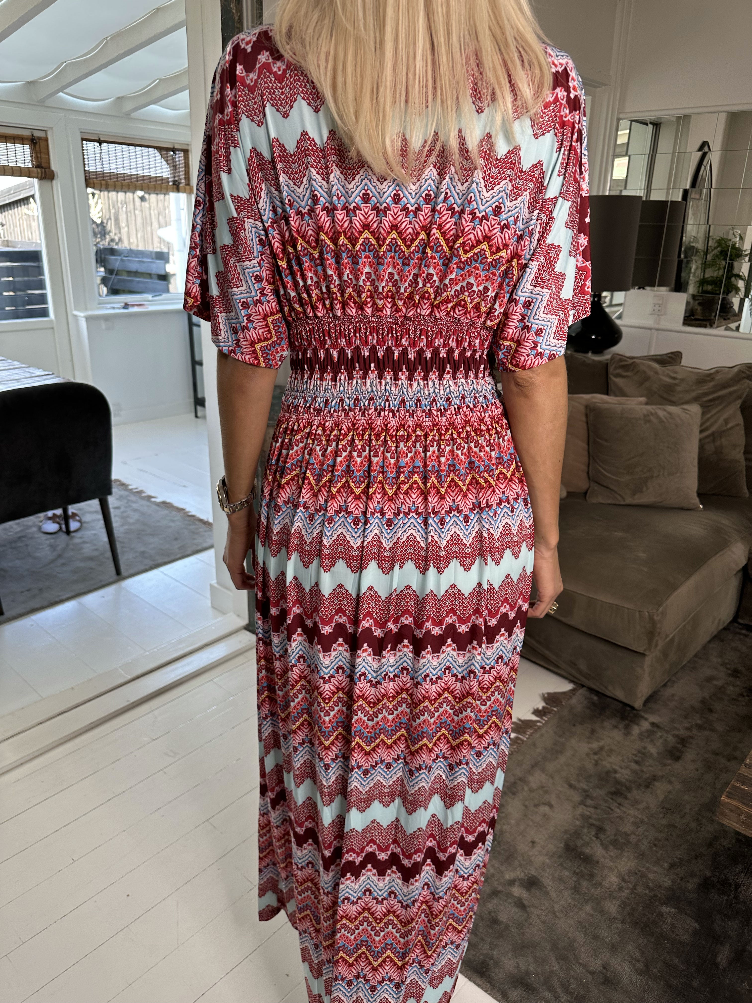 Pams Zigzag - Lang elastisk kjole i krølfrit stof